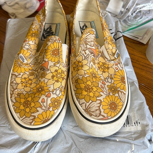 Women’s 9 slip on
Yellow vans - Picture 13 of 13